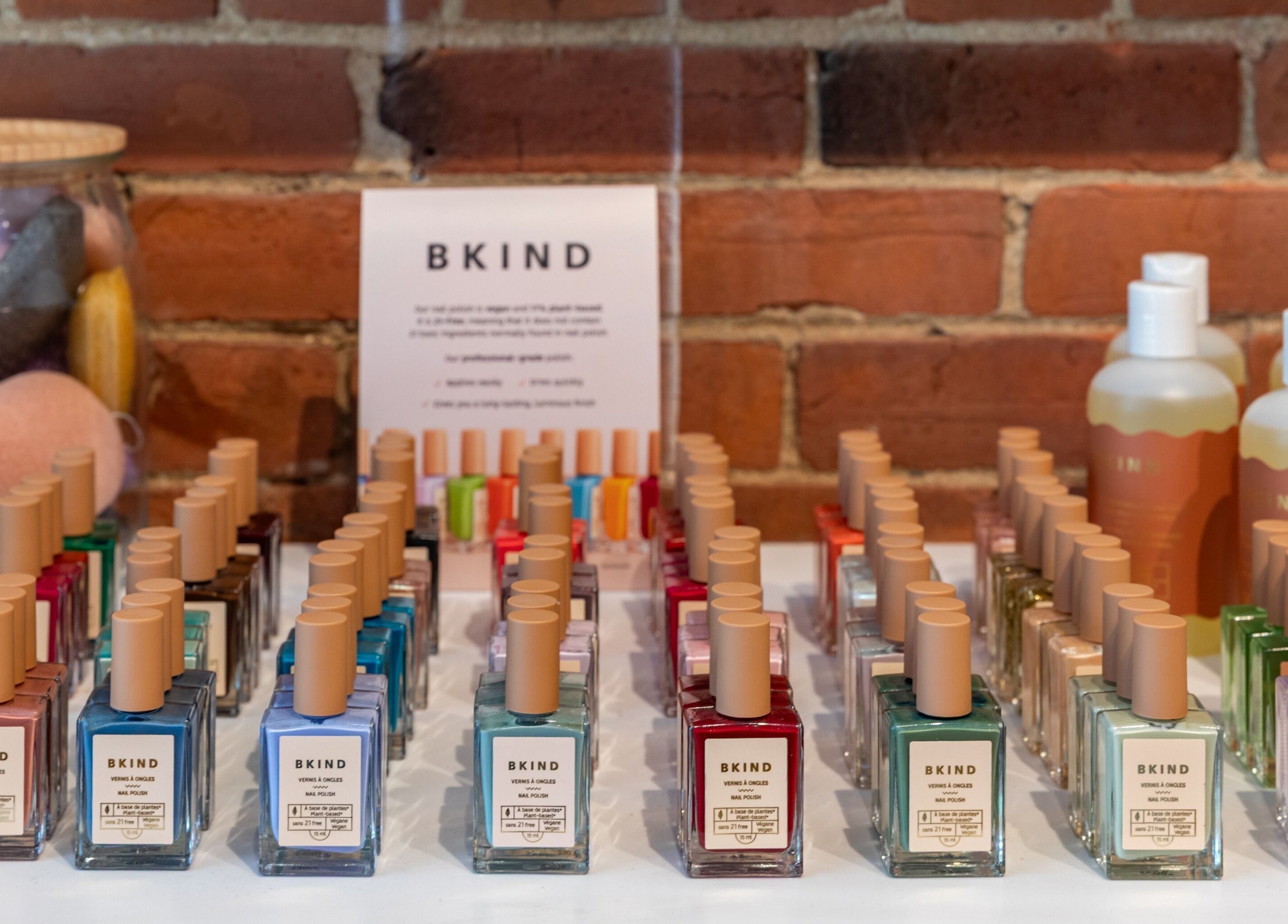 Vernis à ongles colorés à La Loge Soins & Esthétique, Montréal, Québec, CA. Parfait pour soins beauté.