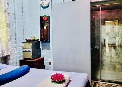 Tranquil massage room at Thai Rose Massage Center, Ajman, AE with calming decor and essentials.