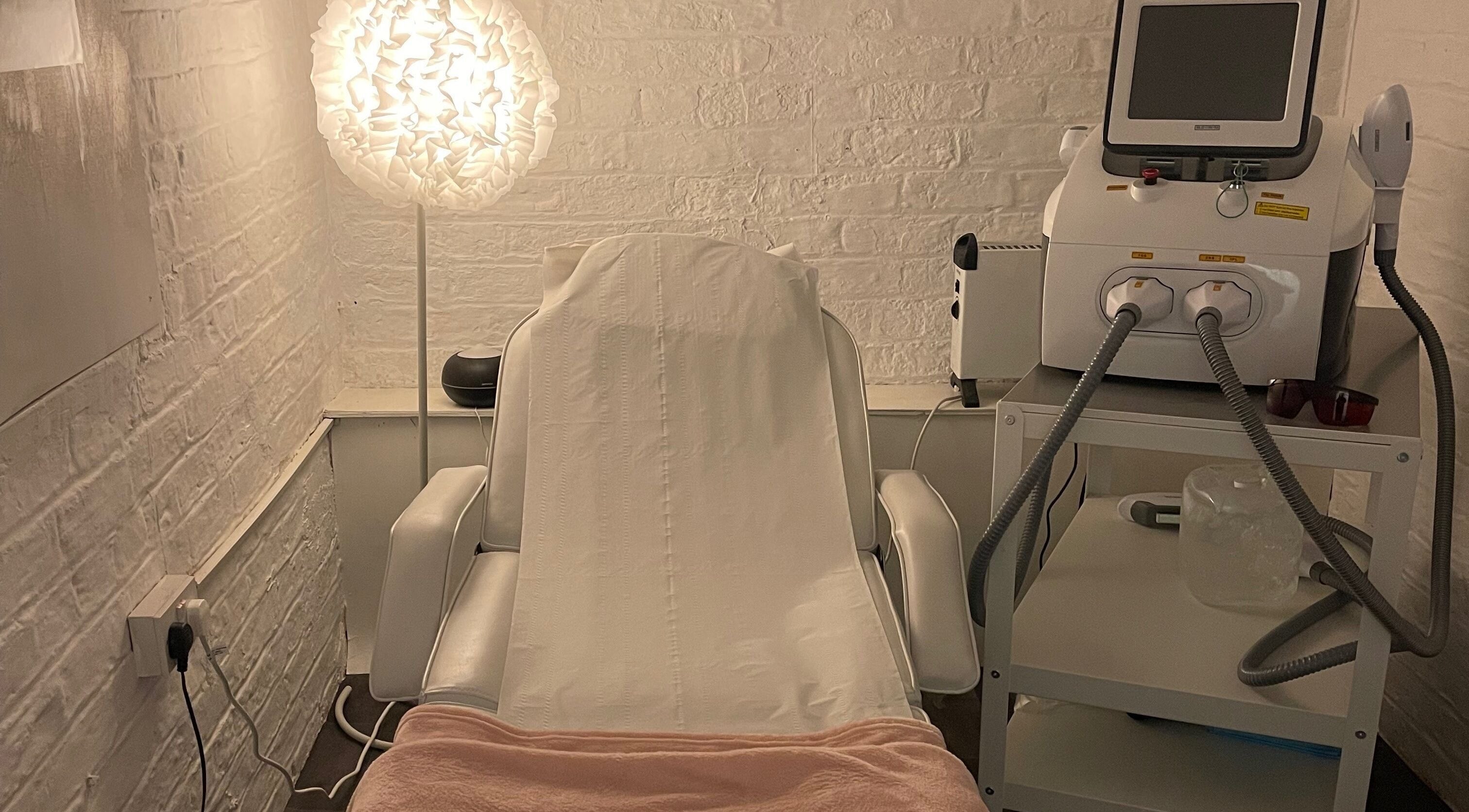 Cozy treatment room at Elevate, Ripon, England, GB featuring a white chair and soft lighting.