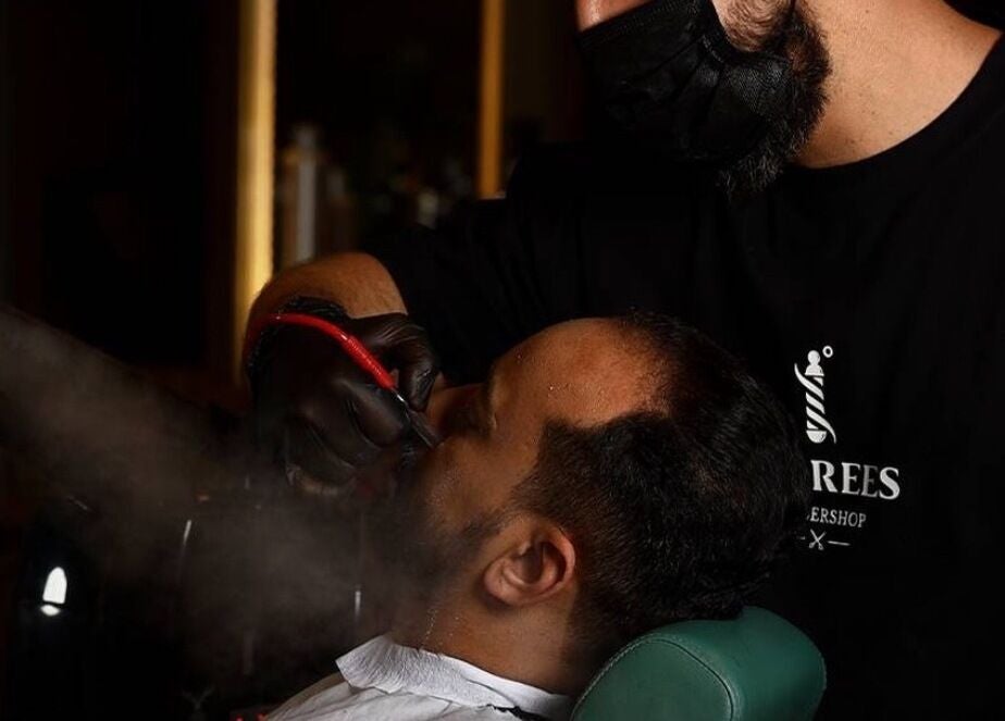 Professional beard trim at Degrees Barbershop, Riyadh, SA, showcasing expert grooming and attention to detail.