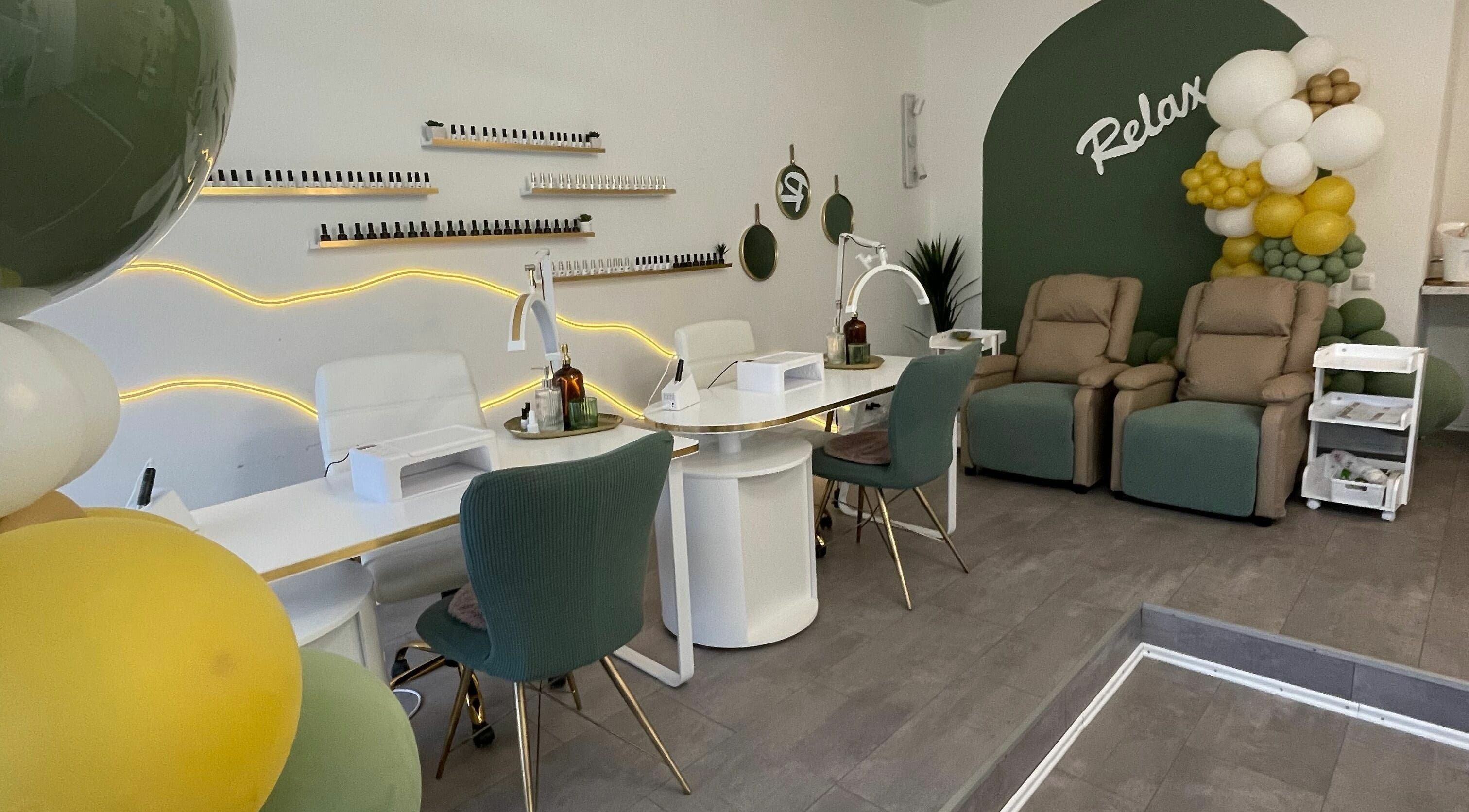 Elegante Innenaufnahme von The Club Cosmetic in München, Bayern, DE, mit Kunstnägeln und Relax-Lounges.