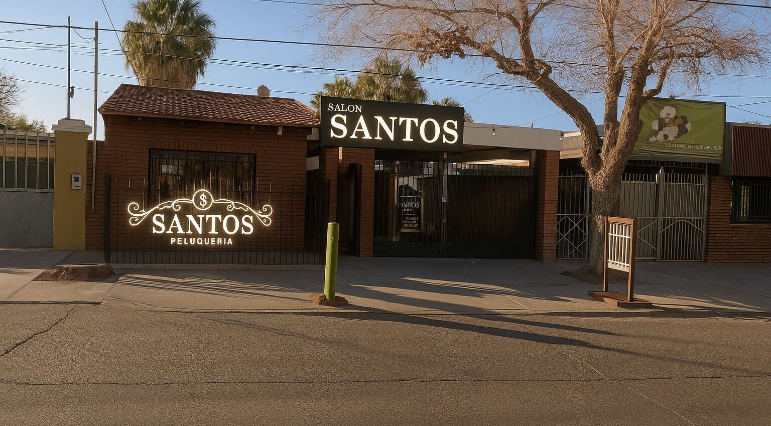 Fachada del Santos Salon De Belleza en Santa Lucía, San Juan, AR, destacando su elegante letrero iluminado.