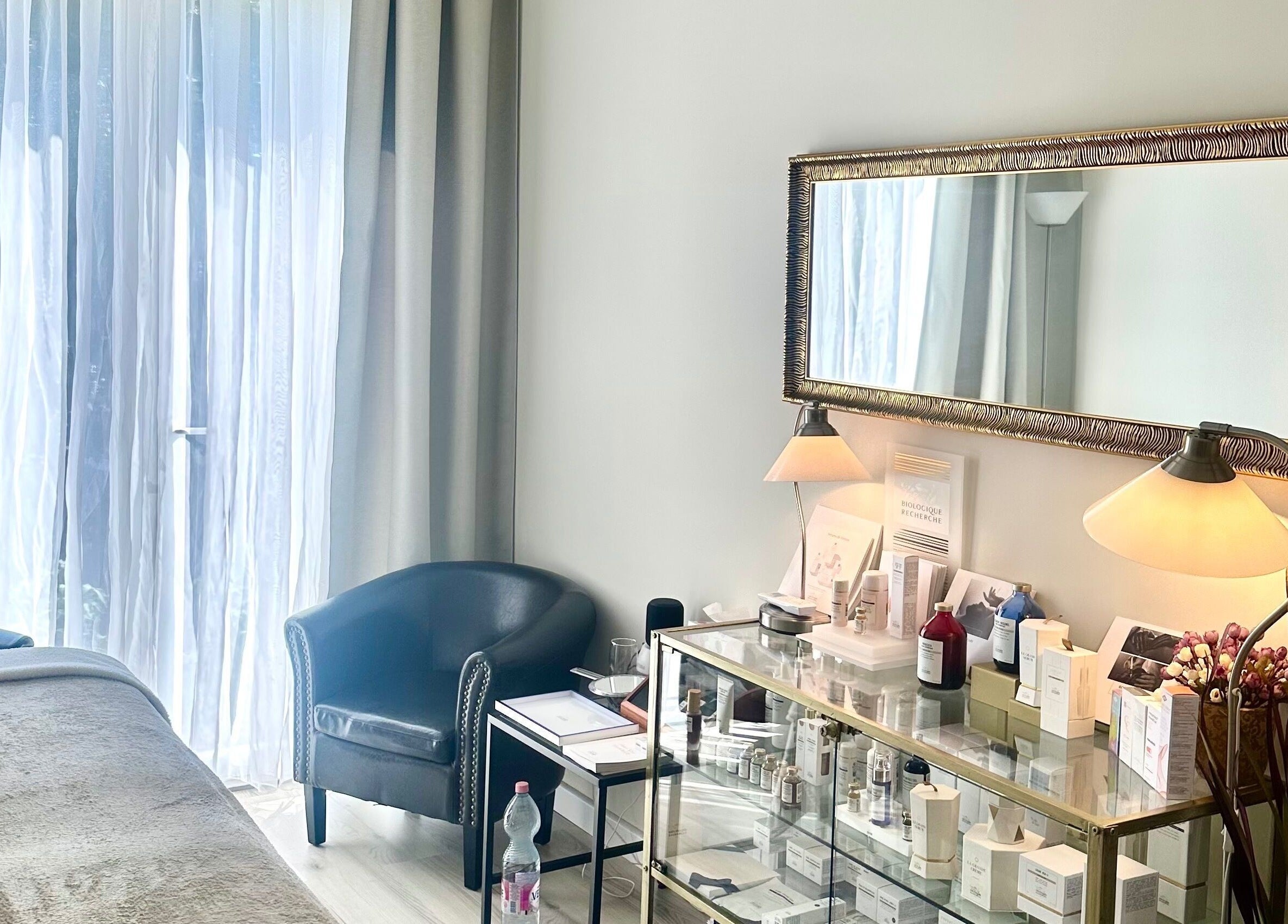 Elegáns szoba, tükrös polcokkal a Queen's Court Aesthetic-nál, Budapest, Magyar, HU.