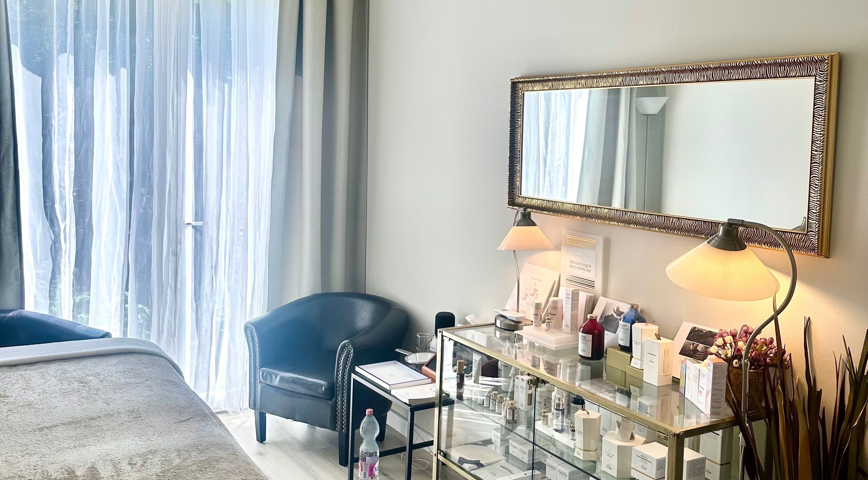 Elegáns szoba, tükrös polcokkal a Queen's Court Aesthetic-nál, Budapest, Magyar, HU.