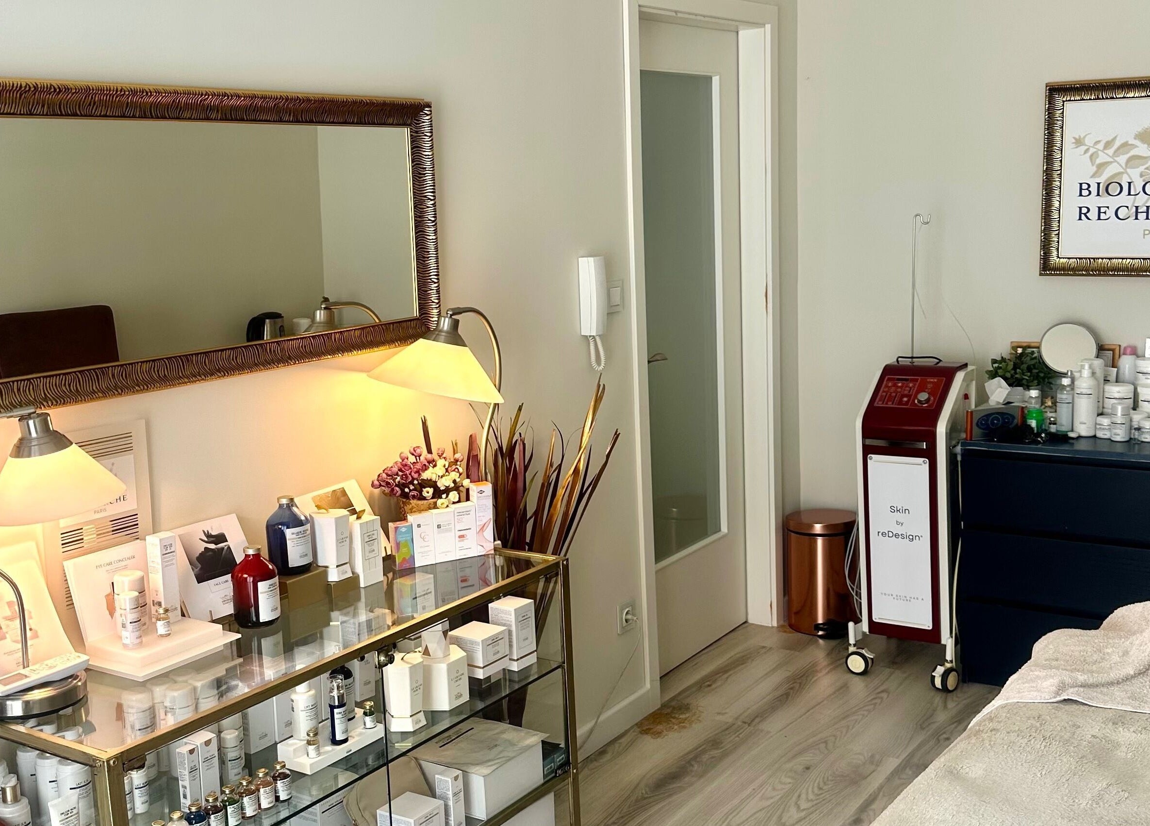 Queen's Court Aesthetic kezelőszoba világos, elegáns belső tér Budapest, Magyar, HU cím alatt.