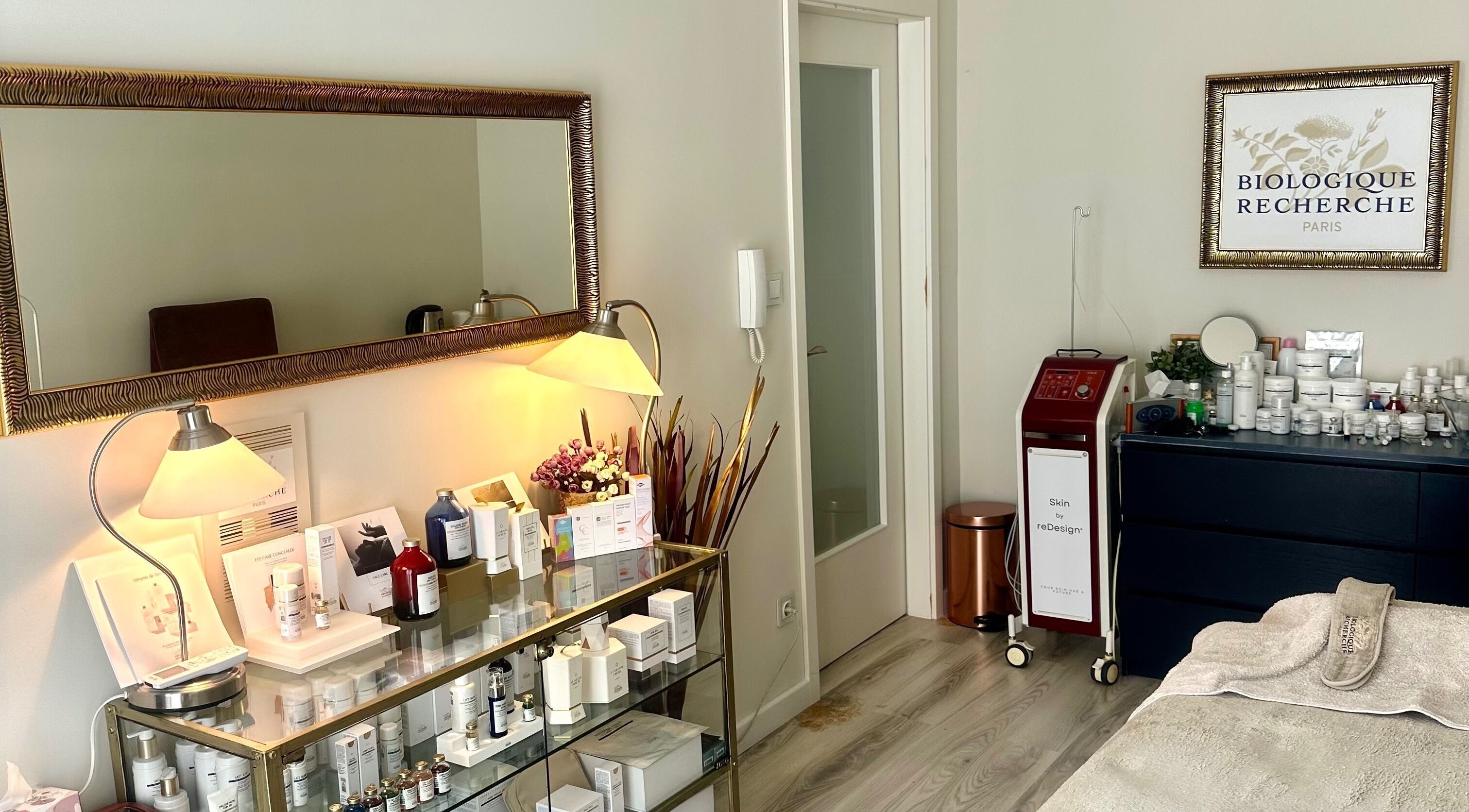 Queen's Court Aesthetic kezelőszoba világos, elegáns belső tér Budapest, Magyar, HU cím alatt.