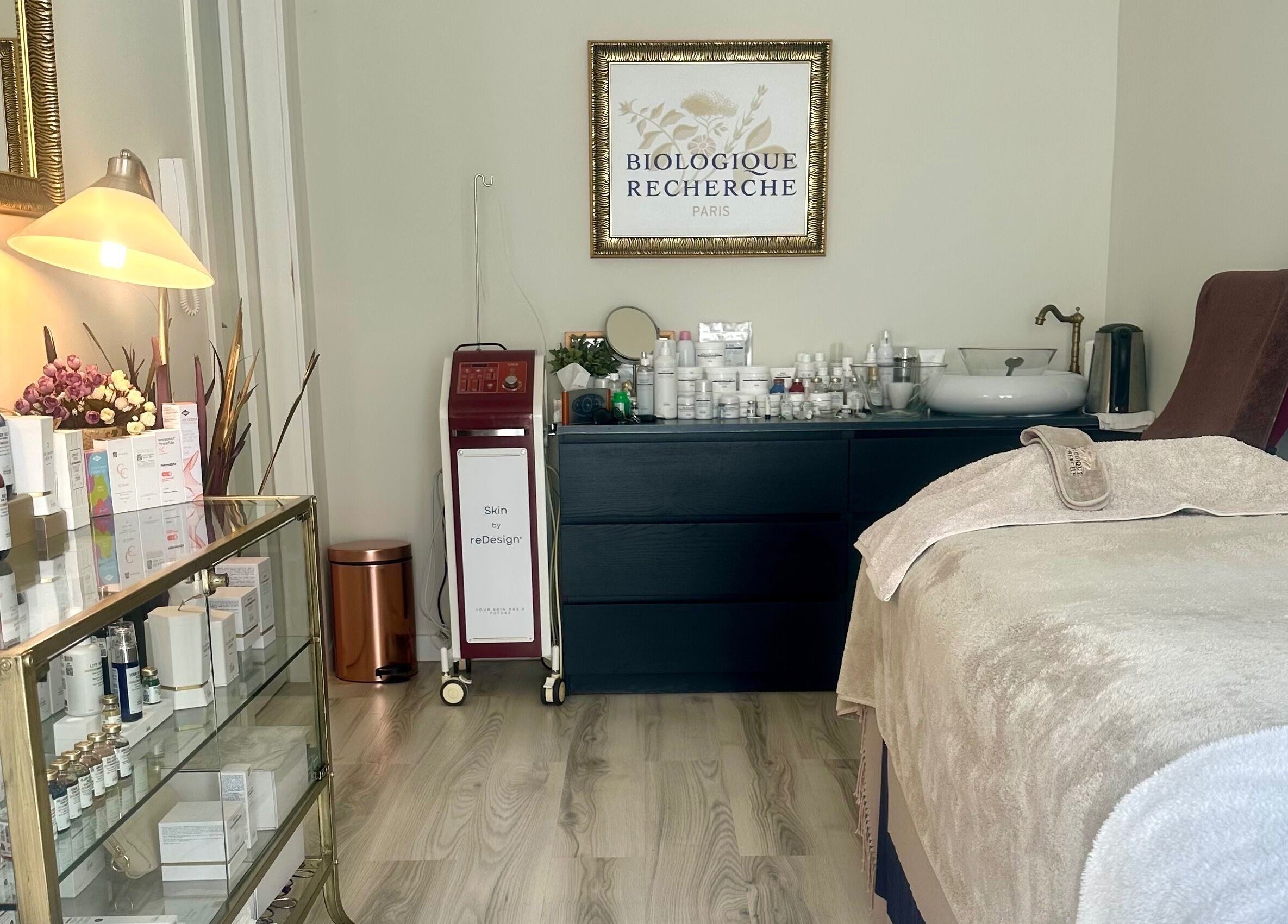 Luxus kezelőszoba a Queen's Court Aesthetic-nál, Budapest, Magyar, HU, elegáns berendezéssel.