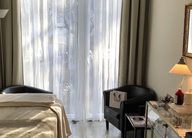 Elegáns kezelőszoba a Queen's Court Aestheticban, Budapest, Magyar, HU, napfénnyel átjárva.