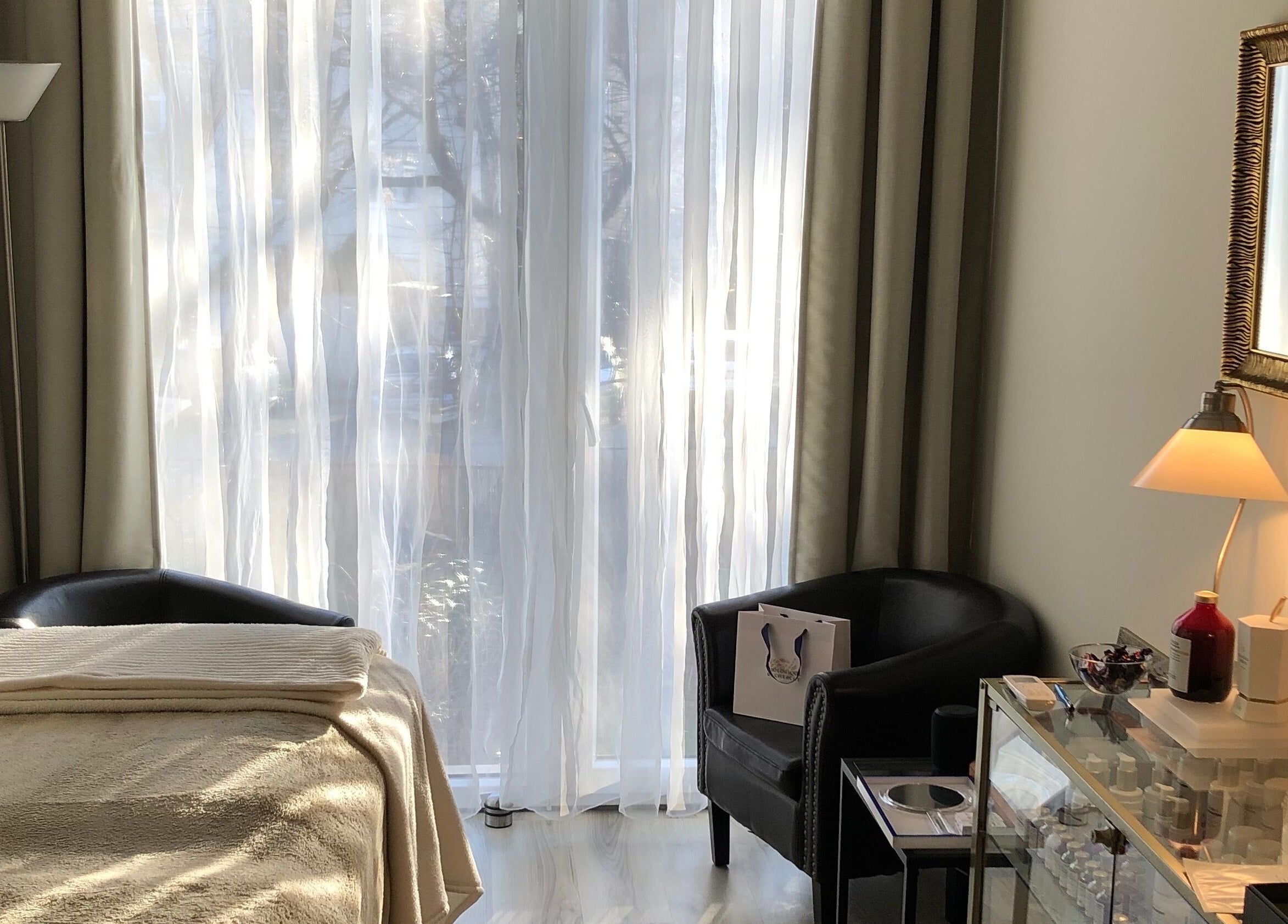 Elegáns kezelőszoba a Queen's Court Aestheticban, Budapest, Magyar, HU, napfénnyel átjárva.