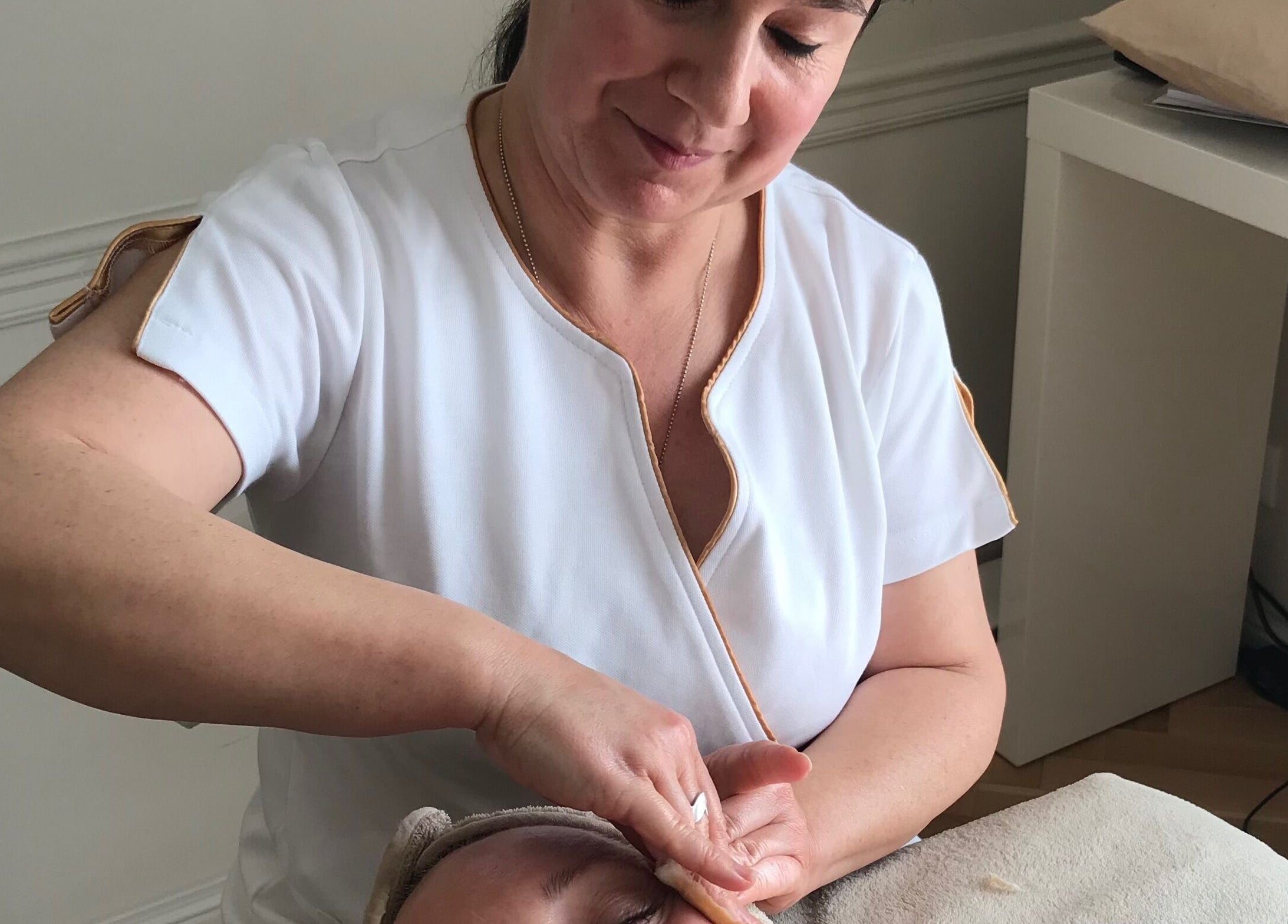 Kozmetikus arckezelést végez a Queen's Court Aesthetic szalonban, Budapest, Magyar, HU.