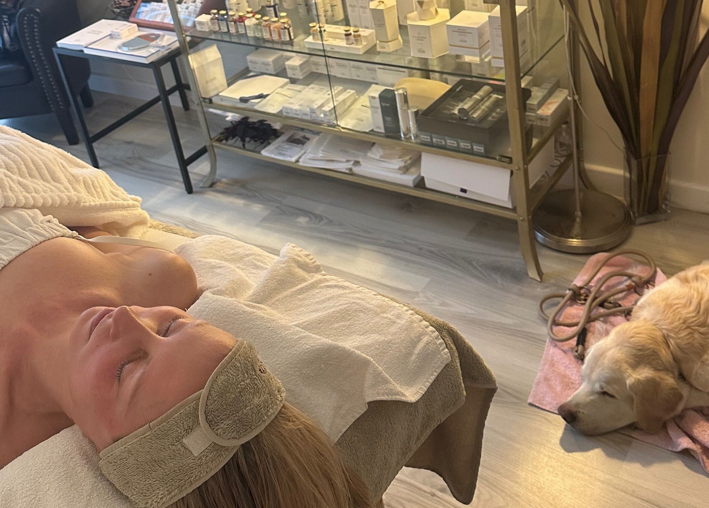 Relaxáló kezelés a Queen's Court Aesthetic szalonban, Budapest, Magyar, HU. Kényelmes pihenés és nyugalom.