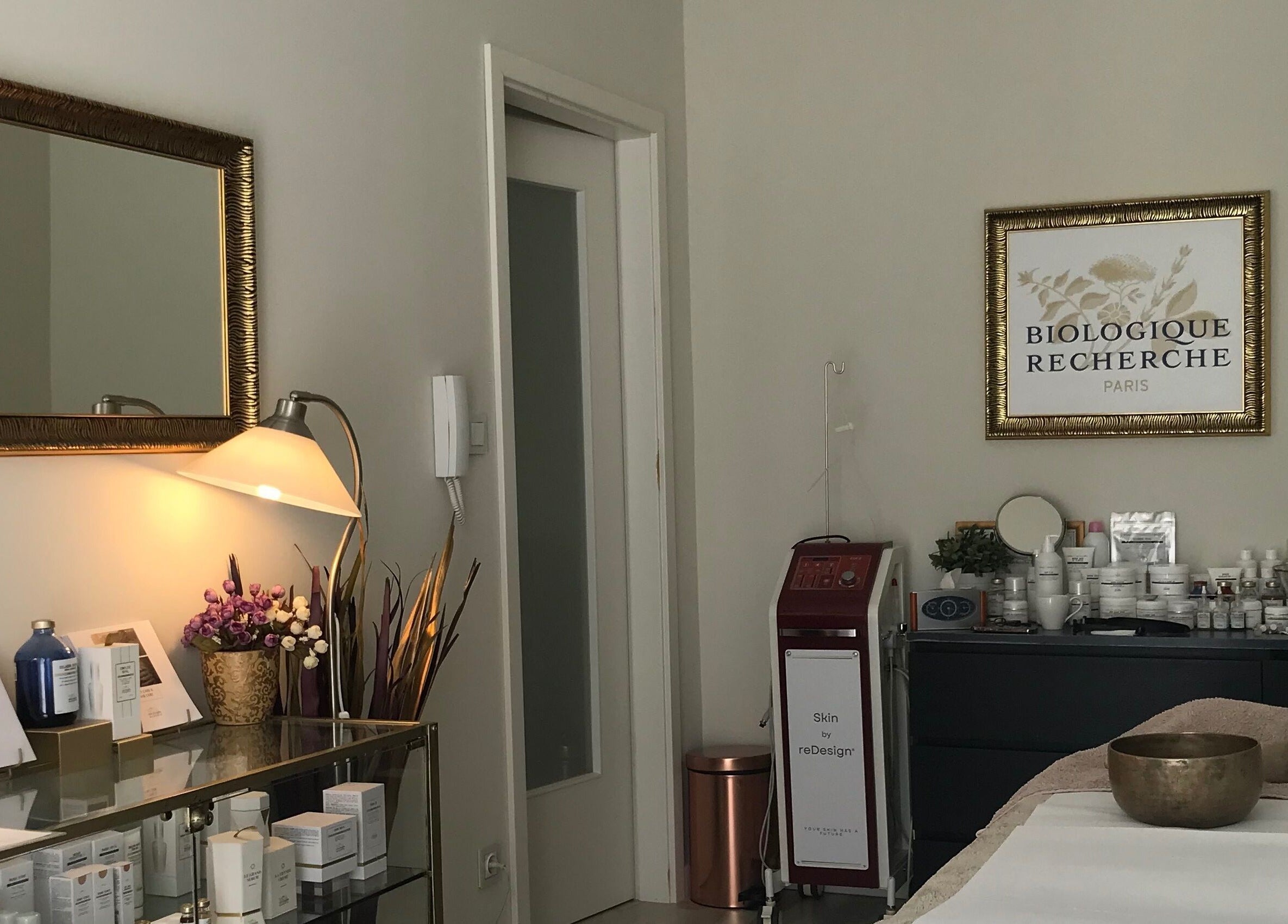 Elegáns kezelőszoba a Queen's Court Aesthetic-ben, Budapest, Magyar, HU.