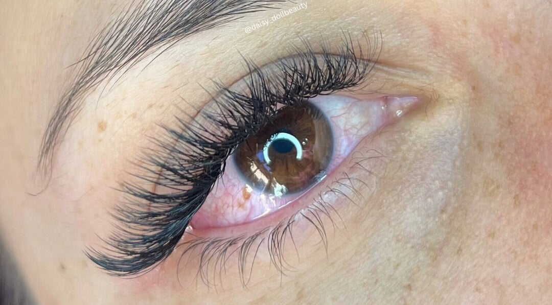 Elegant eyelash extensions at Daisy Doll Beauty in Randburg, Gauteng, ZA, showcasing detailed craftsmanship.