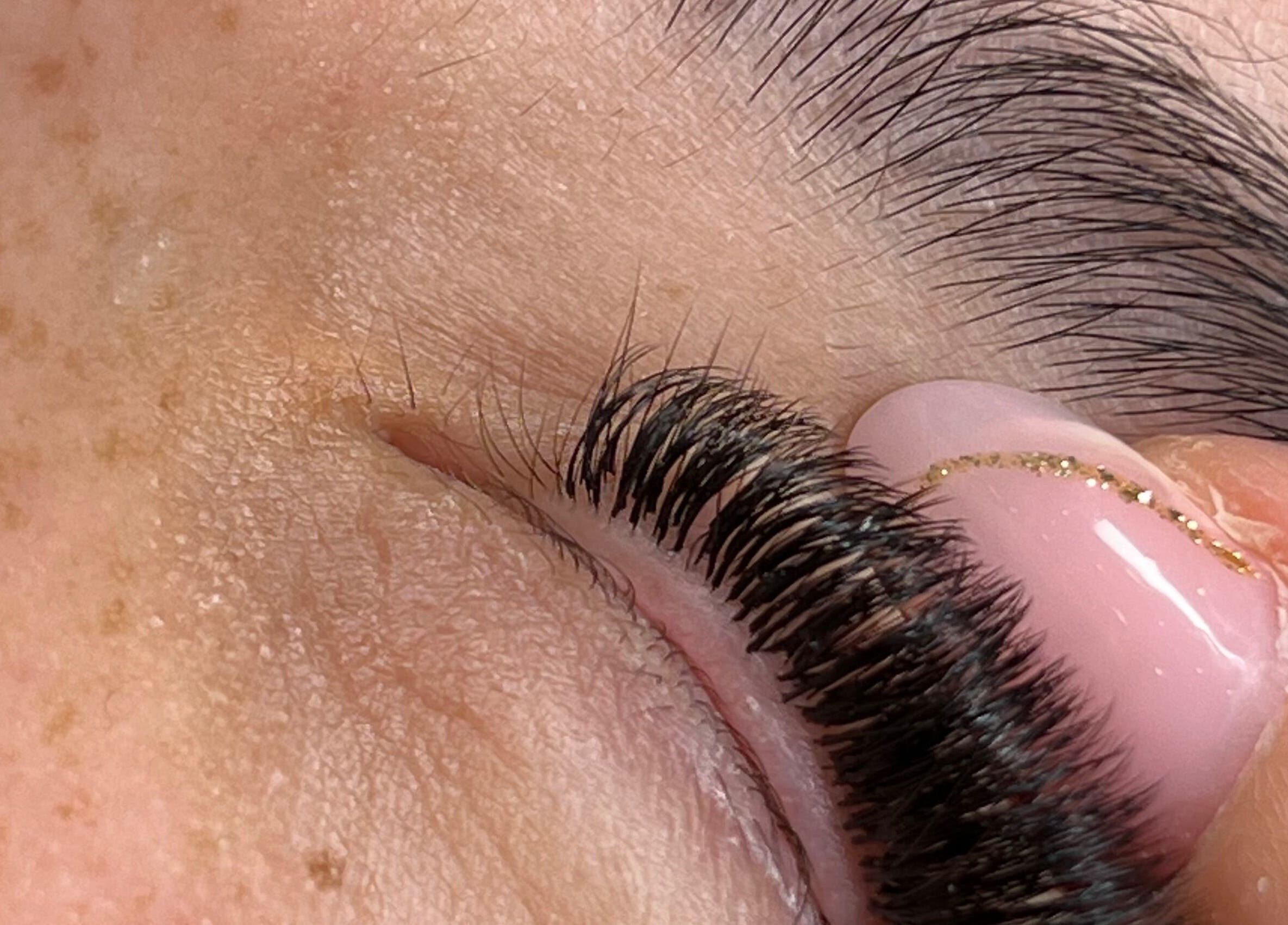 Extensão de cílios na BE BOSS, Oliveira De Azeméis, Aveiro, PT. Realce dos cílios para um olhar intenso.