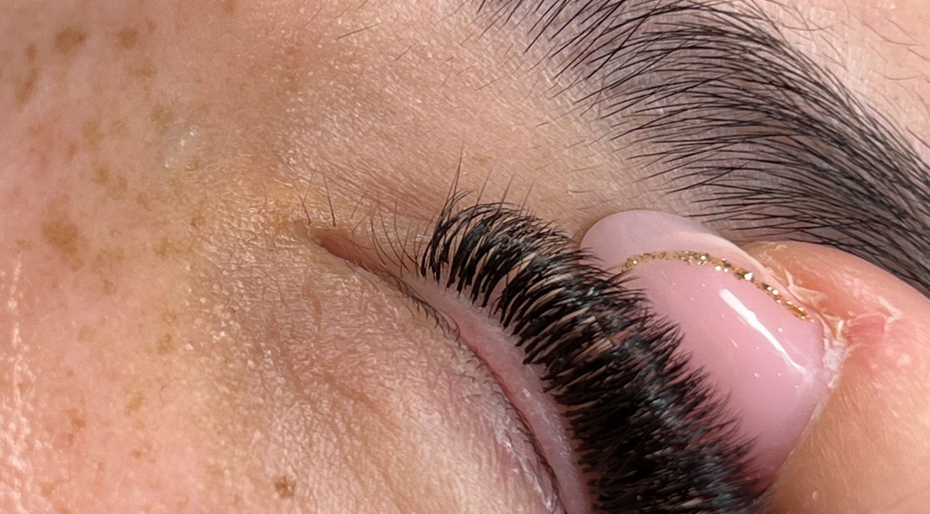 Extensão de cílios na BE BOSS, Oliveira De Azeméis, Aveiro, PT. Realce dos cílios para um olhar intenso.