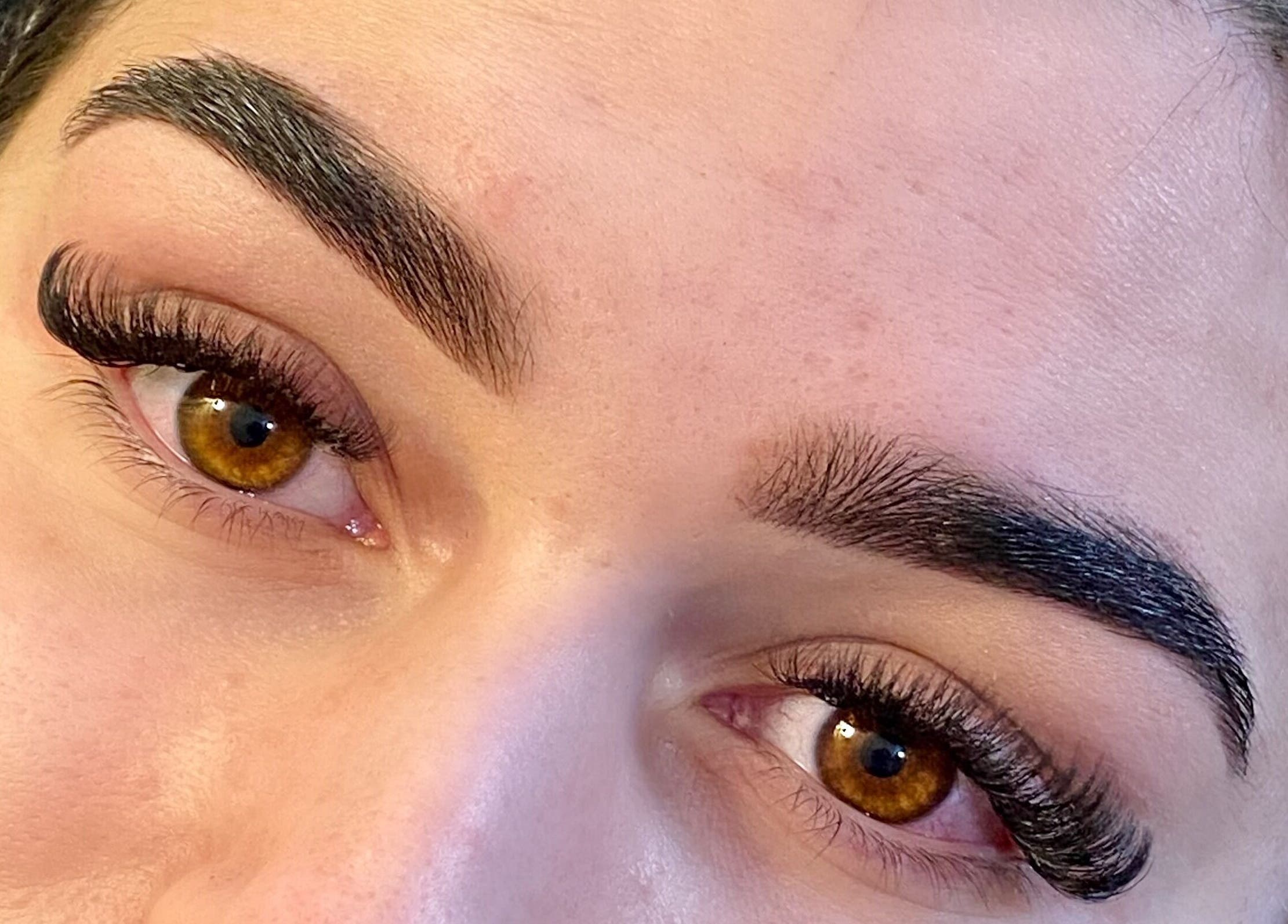 Close-up de extensões de cílios e sobrancelhas em BE BOSS, Oliveira De Azeméis, Aveiro, PT.