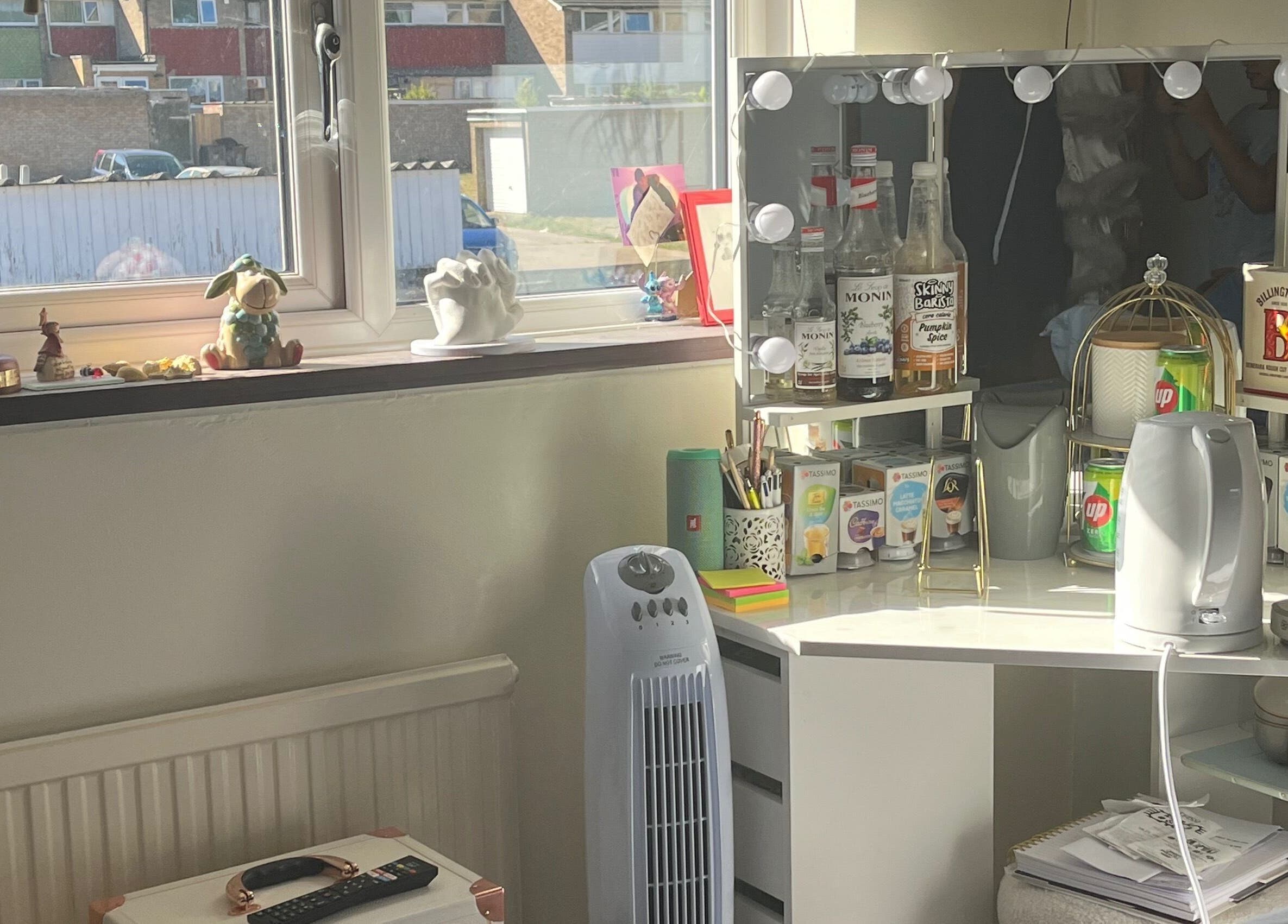 Charming beauty station with a mirror at Maison de Maya, Basildon, England, GB.