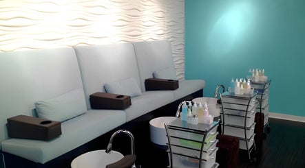 Εικόνα Luxure Nail and Beauty Bar 3