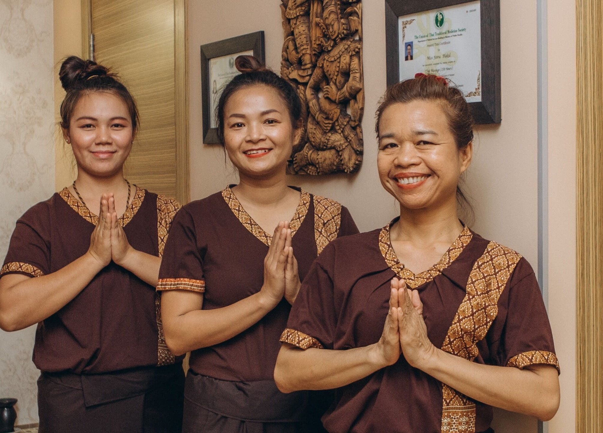 Працівники Будсаба Тайський Масаж у Княжий Затон 9, Київ, Місто Київ, UA в традиційному вбранні.