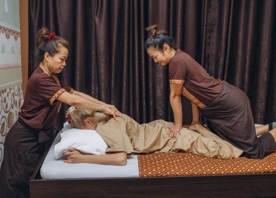 Масаж у Княжий Затон 9. Будсаба Тайський Масаж, Київ, Місто Київ, UA. Дві масажистки надають тайський масаж.