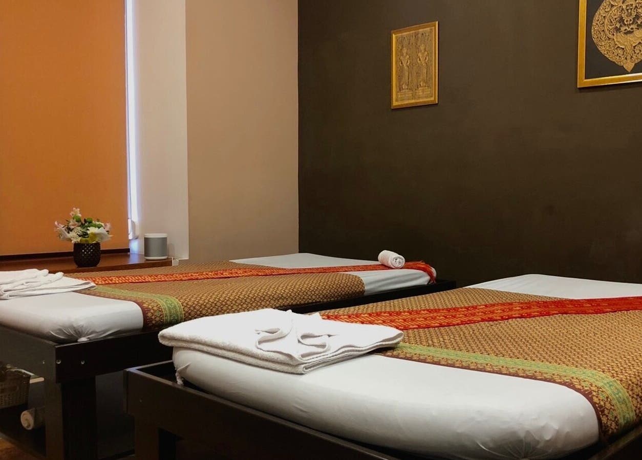 Дві масажні ліжка у Будсаба Тайський масаж, Київ, UA, з традиційним декором і світлом.