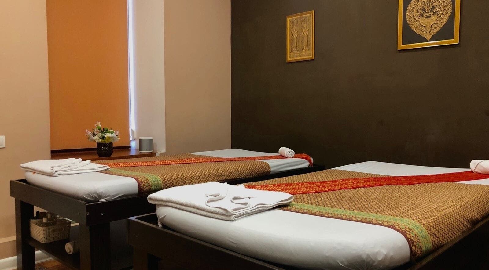 Дві масажні ліжка у Будсаба Тайський масаж, Київ, UA, з традиційним декором і світлом.