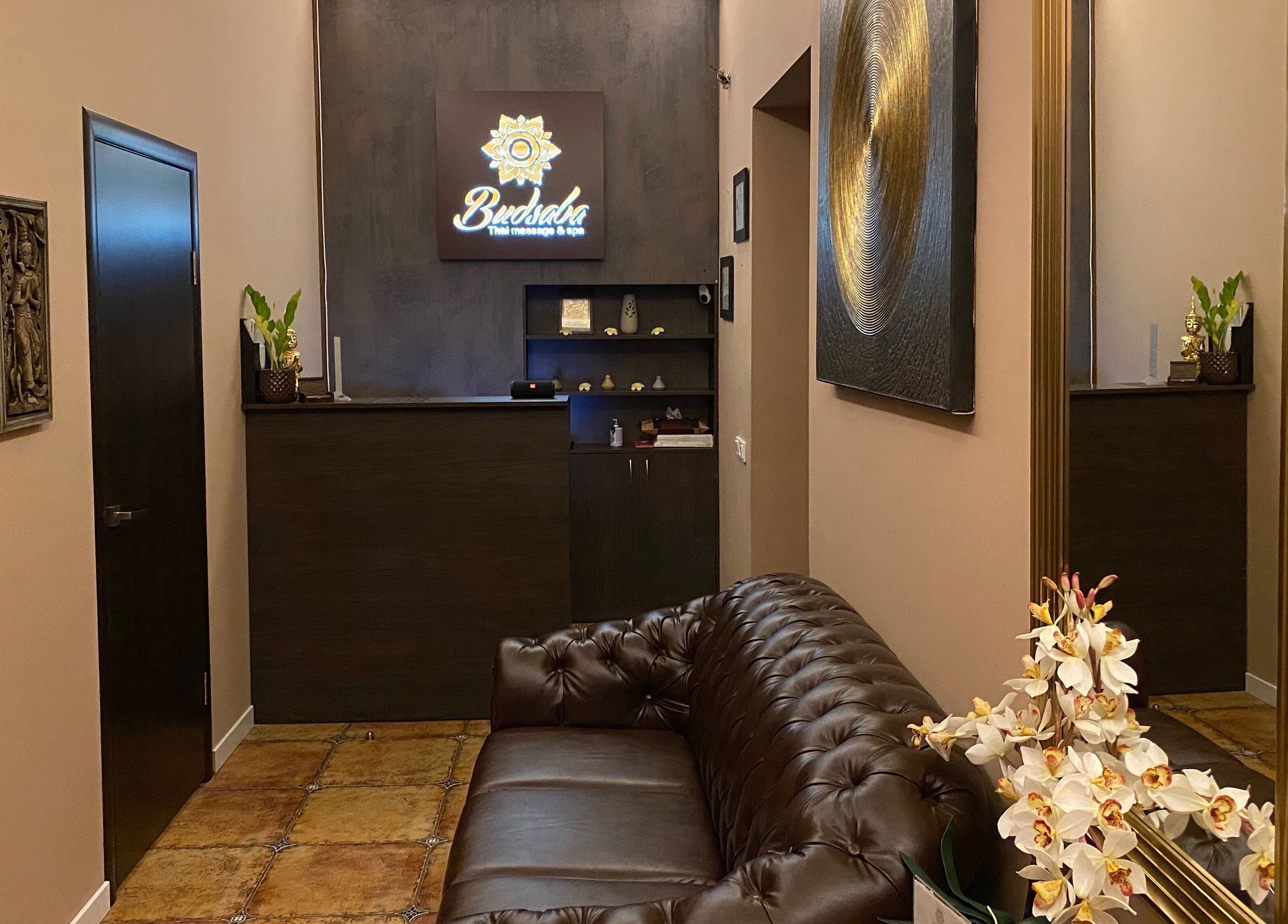 Інтер'єр Будсаба Тайський масажу в Києві, UA з диваном та квітами.
