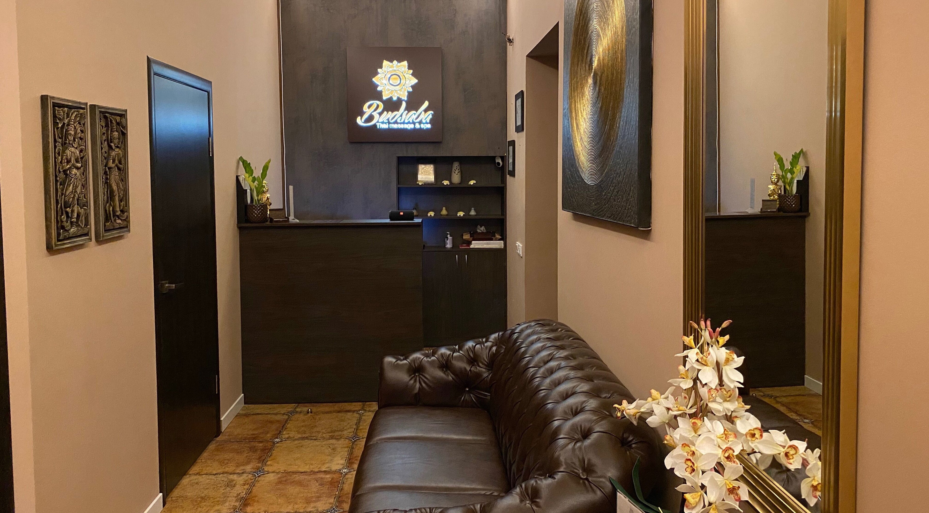 Інтер'єр Будсаба Тайський масажу в Києві, UA з диваном та квітами.