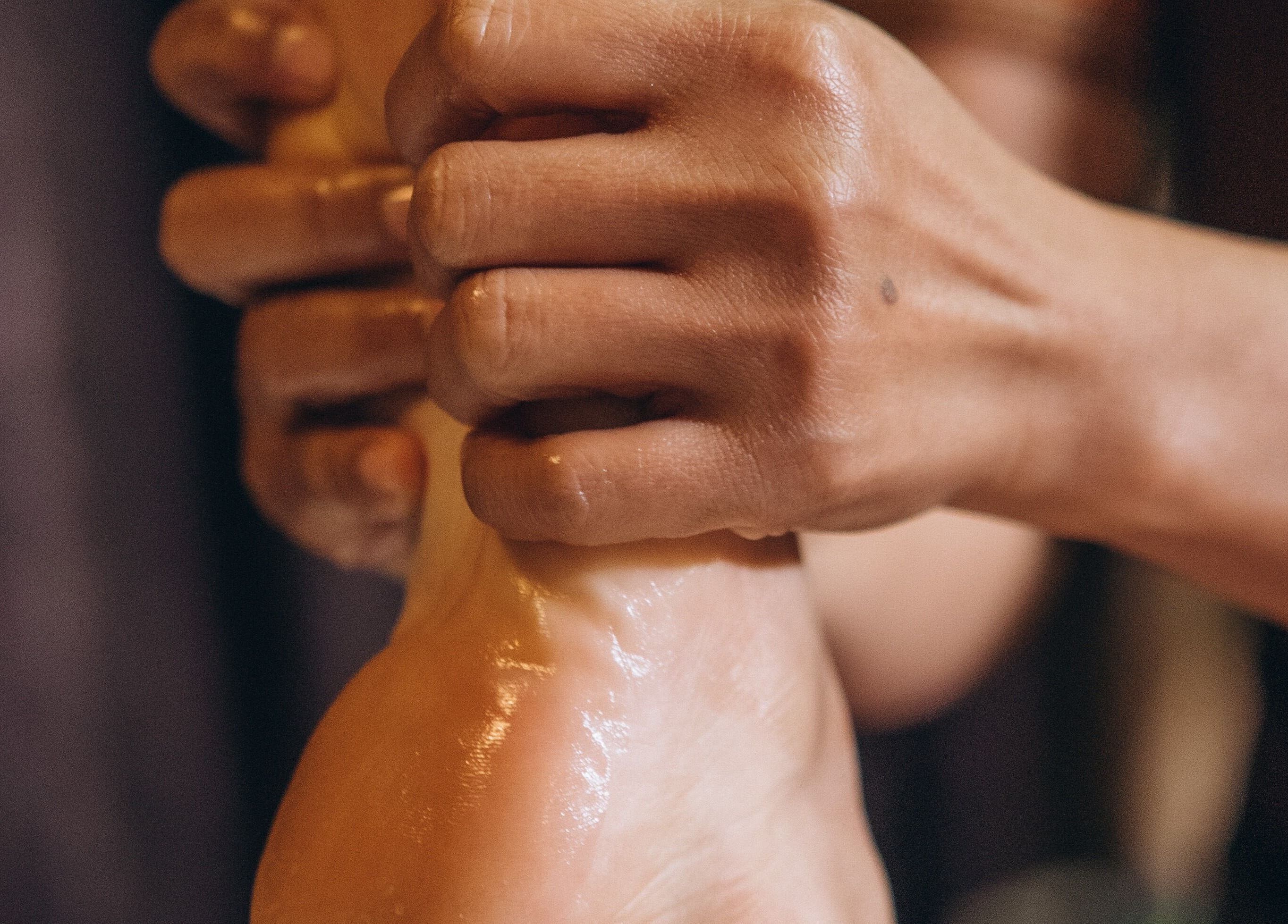 Тайський масаж в Будсаба в Києві, UA, майстер масажує ступню клієнта.