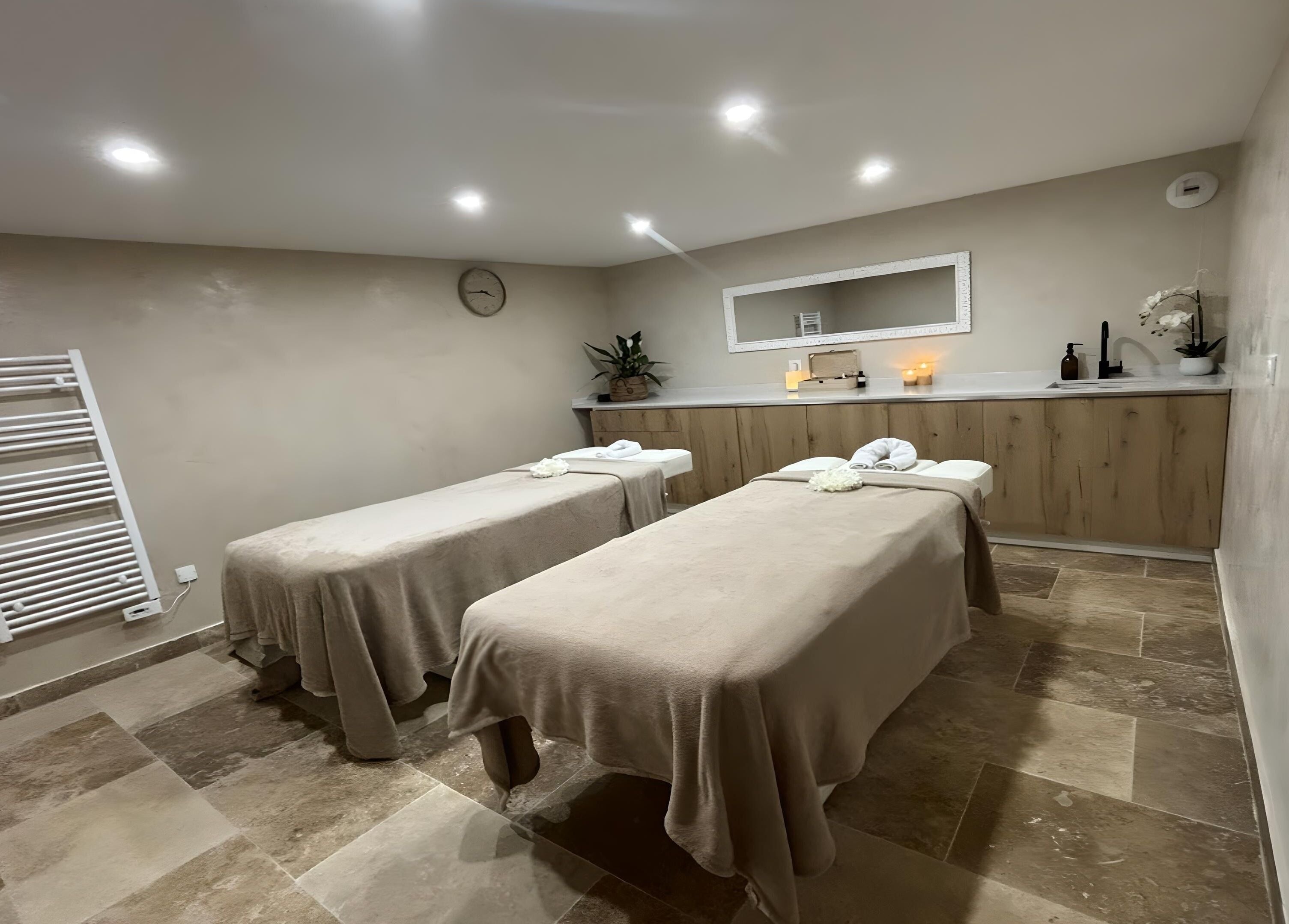 Salle de massage paisible à Spa Castellane, Castellane, Provence-alpes-côte D'azur, FR avec deux lits.