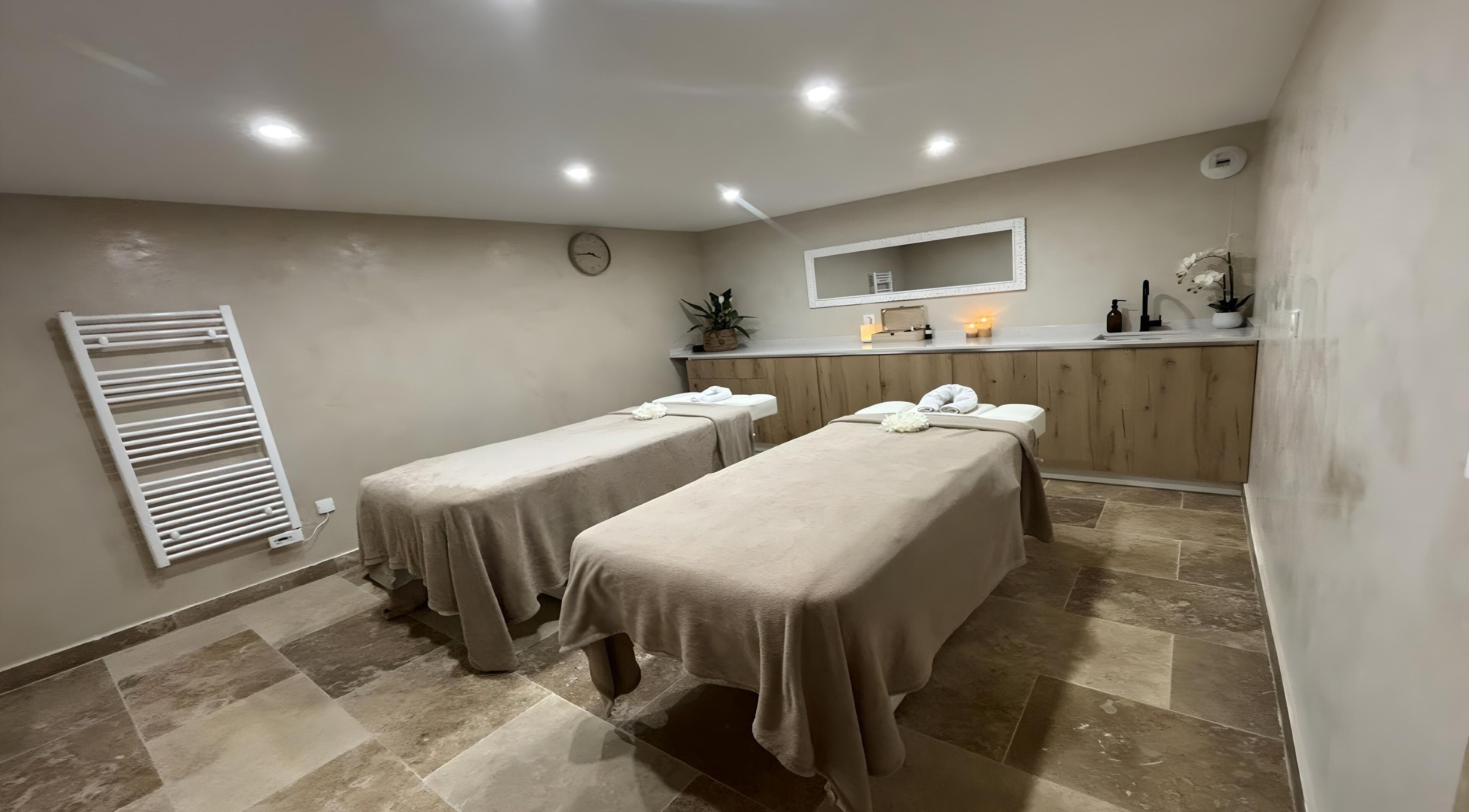 Salle de massage paisible à Spa Castellane, Castellane, Provence-alpes-côte D'azur, FR avec deux lits.