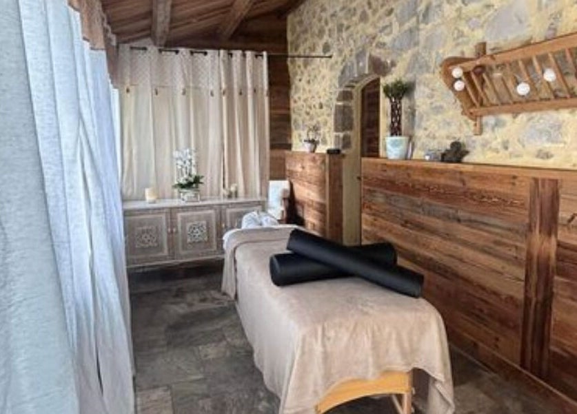 Salle de massage rustique à Spa Castellane, Castellane, Provence-alpes-côte D'azur, FR, avec murs en pierre.