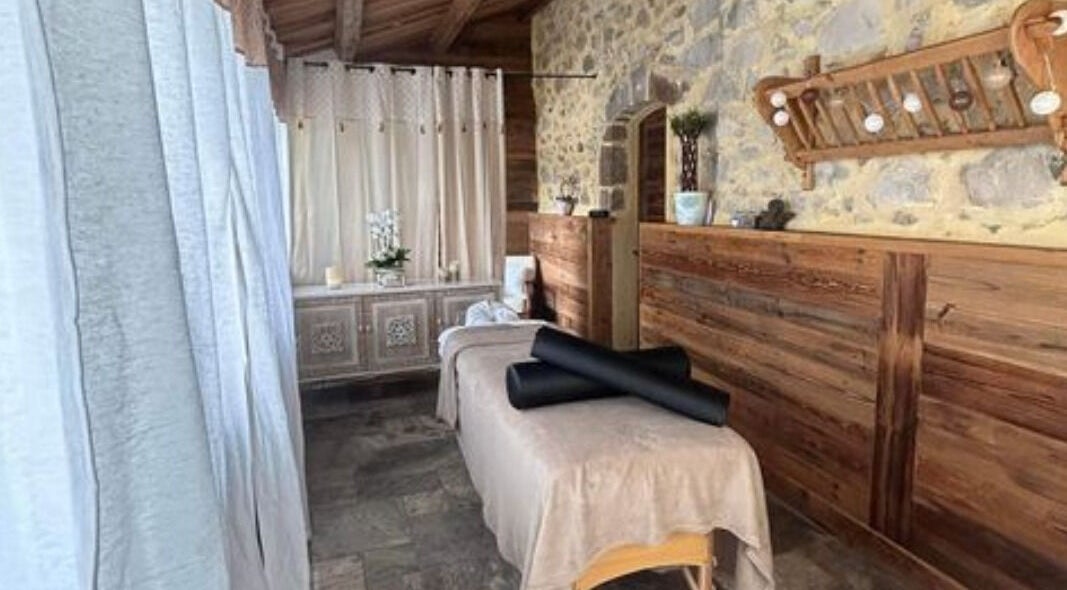 Salle de massage rustique à Spa Castellane, Castellane, Provence-alpes-côte D'azur, FR, avec murs en pierre.