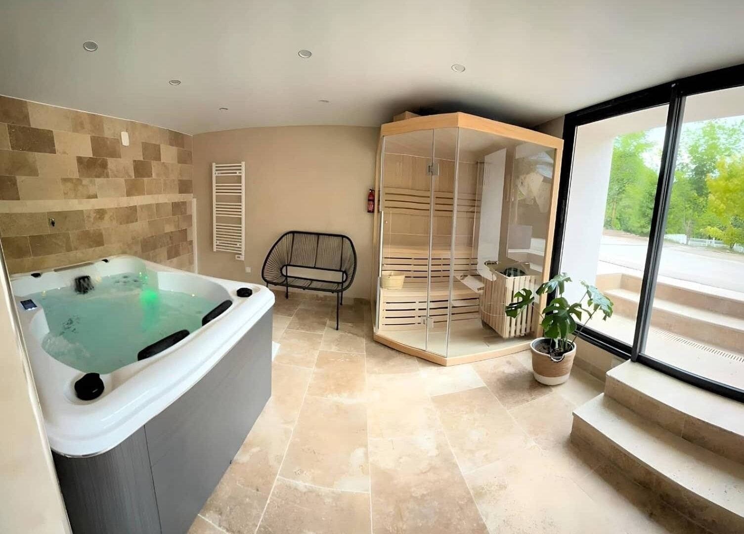 Jacuzzi et sauna lumineux à Spa Castellane, Castellane, Provence-alpes-côte D'azur, FR.