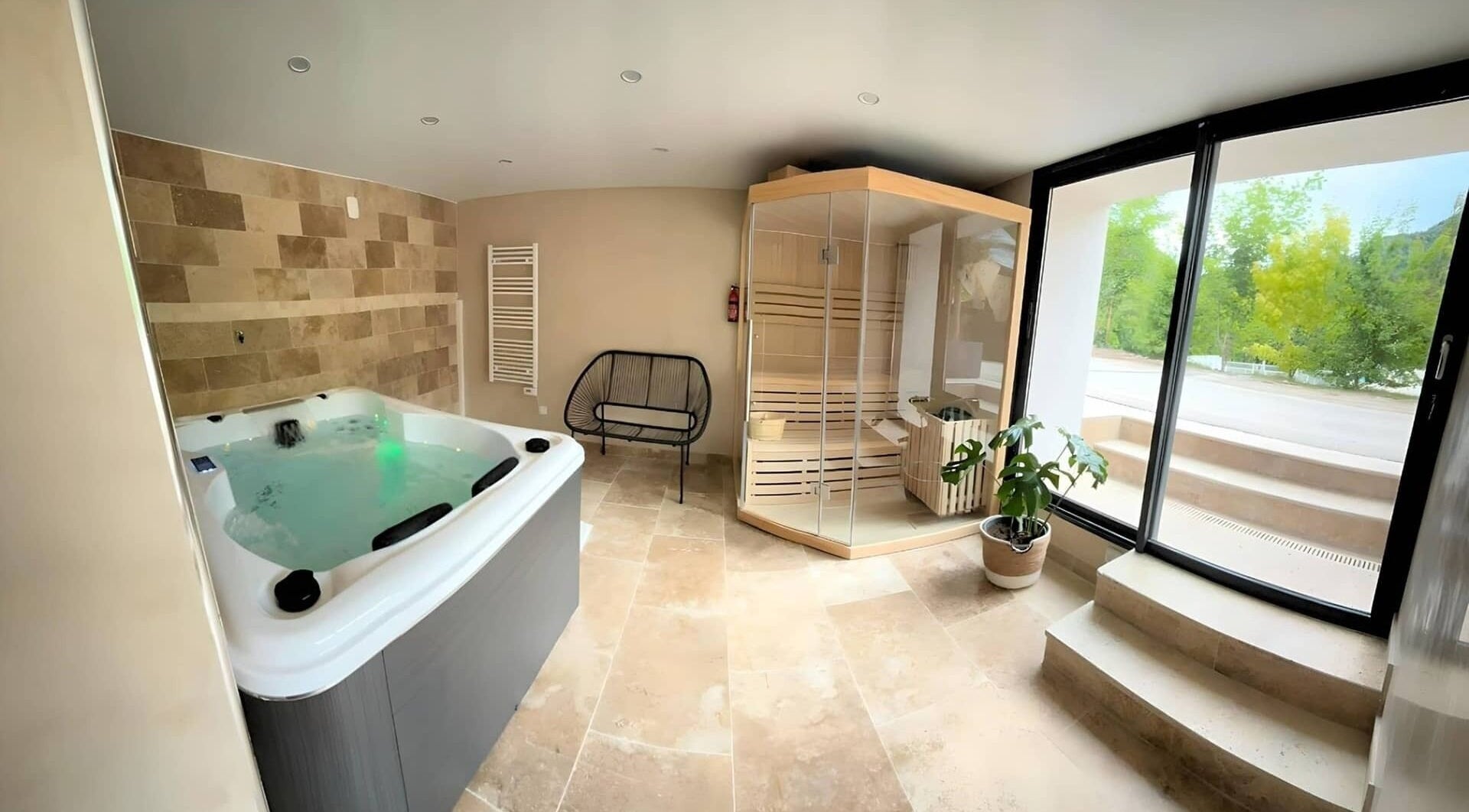 Jacuzzi et sauna lumineux à Spa Castellane, Castellane, Provence-alpes-côte D'azur, FR.