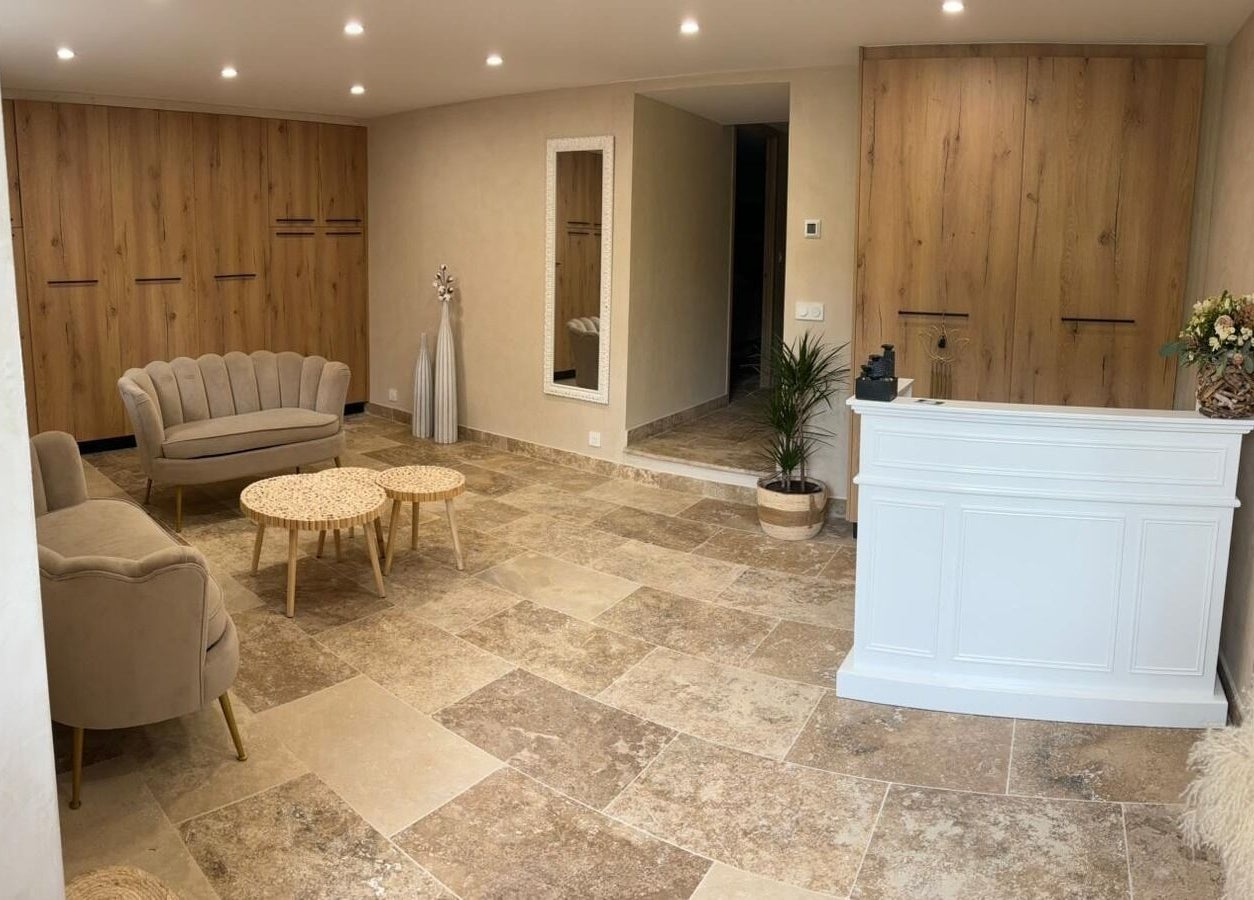 Salon d'attente élégant à Spa Castellane, Castellane, Provence-alpes-côte D'azur, FR avec mobilier moderne.