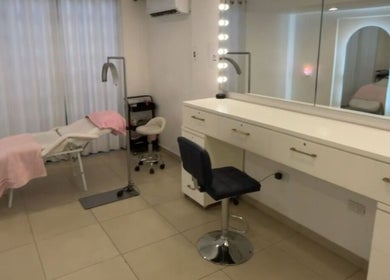 Interior del Ana Laura Makeup Studio, Culiacán Rosales, Sinaloa, MX, mostrando estación de maquillaje y camilla.