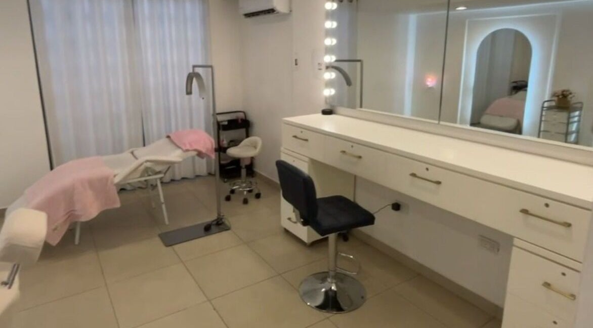 Interior del Ana Laura Makeup Studio, Culiacán Rosales, Sinaloa, MX, mostrando estación de maquillaje y camilla.