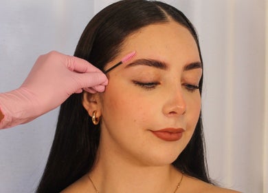 Cuidado de cejas en Ana Laura Makeup Studio en Culiacán Rosales, Sinaloa, MX. Detalle de tratamiento de belleza.