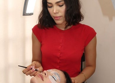 Maquilladora aplicando tratamiento facial en Ana Laura Makeup Studio, Culiacán Rosales, Sinaloa, MX.