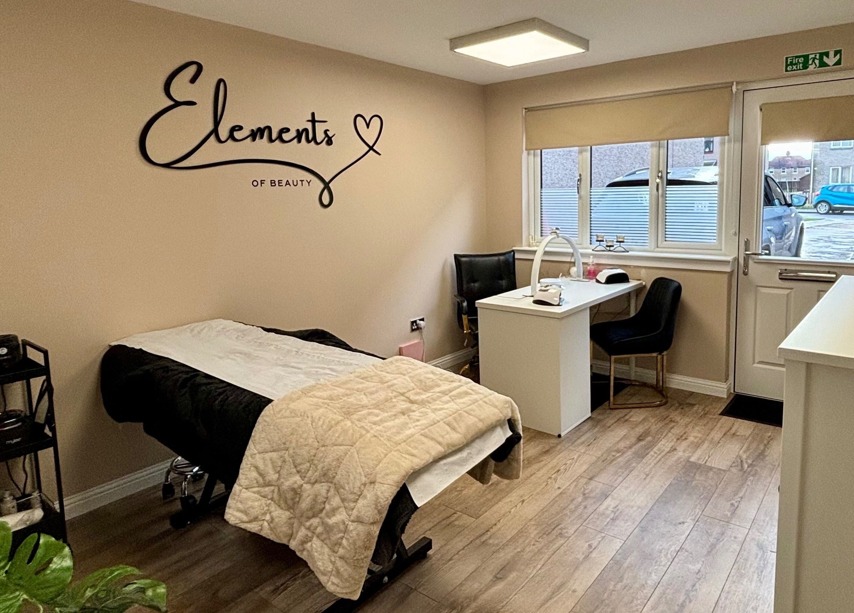 Relaxing treatment room at Elements of Beauty, Fallin, Scotland, GB with cozy bed and natural light.