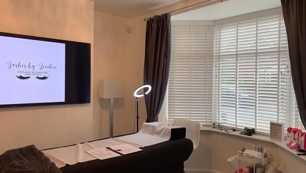 Elegant lash extension room at CaliKo.Beauty, Ashton-under-lyne, England, GB with modern decor and natural light.