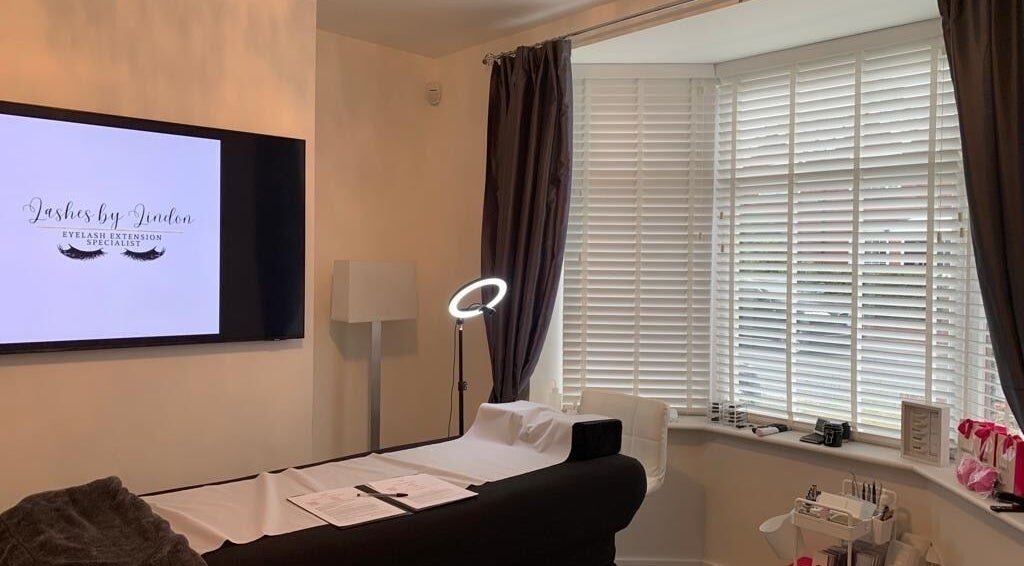 Elegant lash extension room at CaliKo.Beauty, Ashton-under-lyne, England, GB with modern decor and natural light.