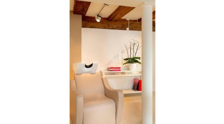 Elegant hair salon station at BLONDE.LAB by Caroline Rohwer — Zug, with modern décor and cozy ambiance in Zug, CH.