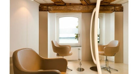 Modern salon interior at BLONDE.LAB by Caroline Rohwer — Zug, showcasing plush chairs and mirrors in Zug, Zug, CH.