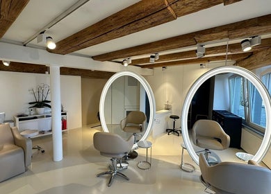 Elegant interior of BLONDE.LAB by Caroline Rohwer — Zug with modern chairs and mirrors in Zug, Zug, CH.