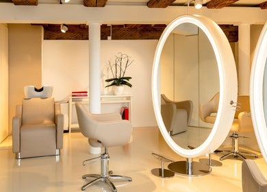 Stylish interior of BLONDE.LAB by Caroline Rohwer — Zug salon featuring chic chairs and mirrors in Zug, Zug, CH.