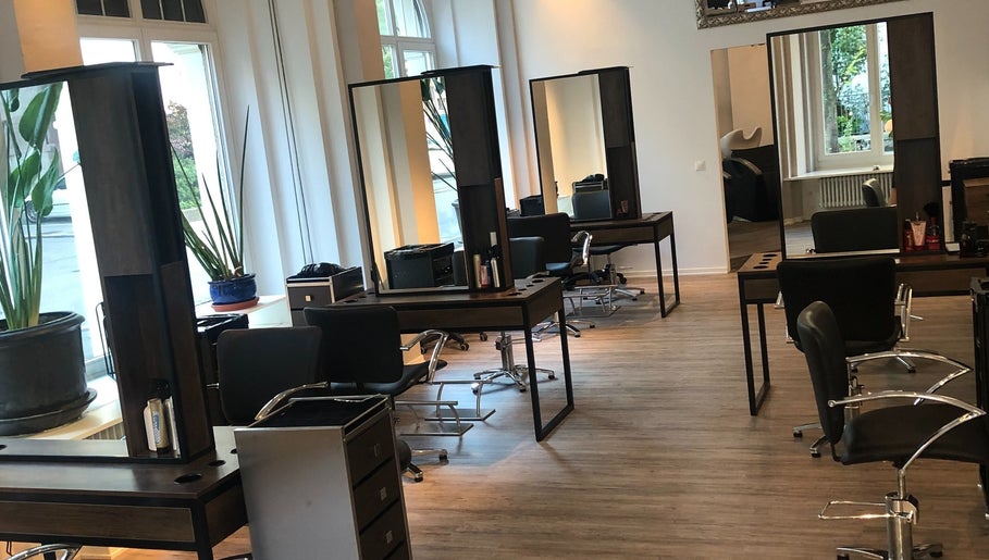 Interior view of BLONDE.LAB by Caroline Rohwer — Zurich, a chic salon in Zürich, Zürich, CH with modern styling stations.