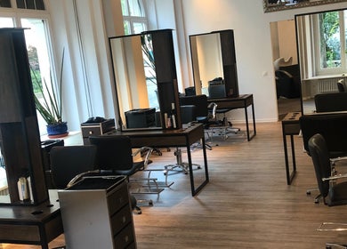 Interior view of BLONDE.LAB by Caroline Rohwer — Zurich, a chic salon in Zürich, Zürich, CH with modern styling stations.