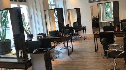Interior view of BLONDE.LAB by Caroline Rohwer — Zurich, a chic salon in Zürich, Zürich, CH with modern styling stations.